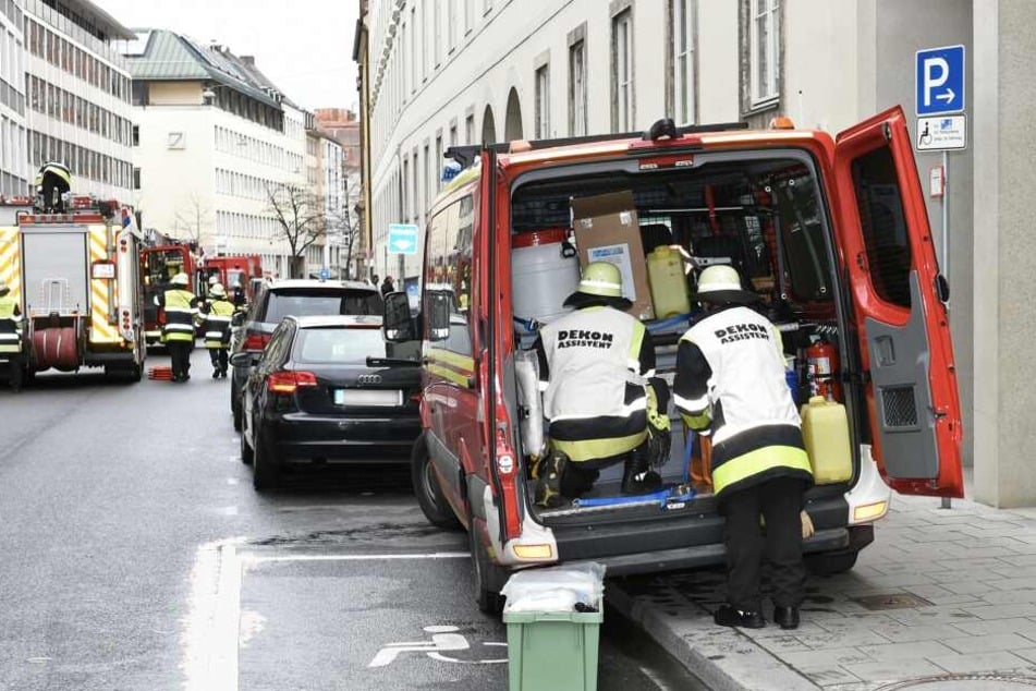 Zu Beginn wusste niemand um was es sich bei der braunen Subtanz handelt: es war höchste Vorsicht geboten.