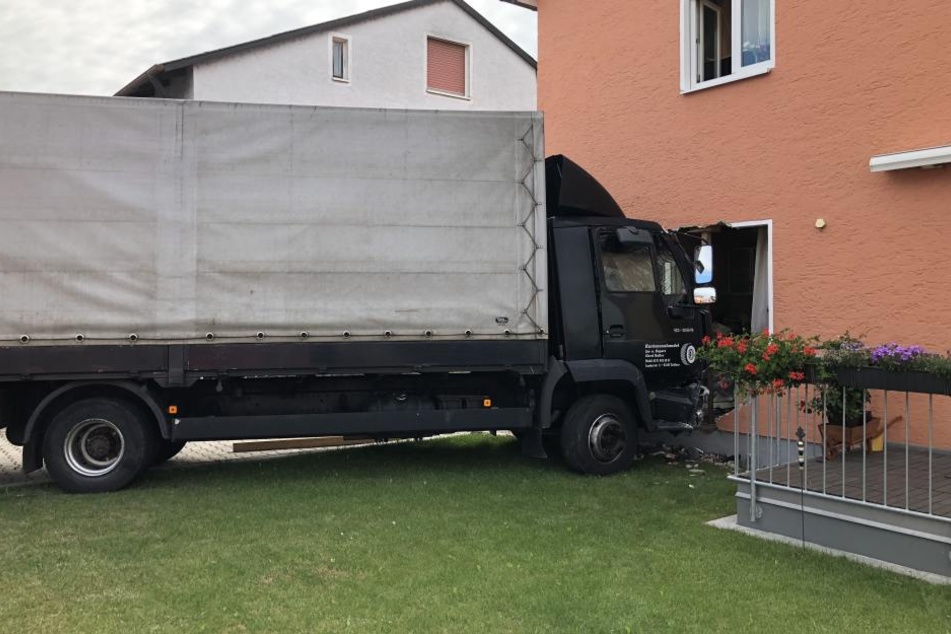 Der Laster krachte frontal in die Hauswand und riss ein riesiges Loch in die Fassade.
