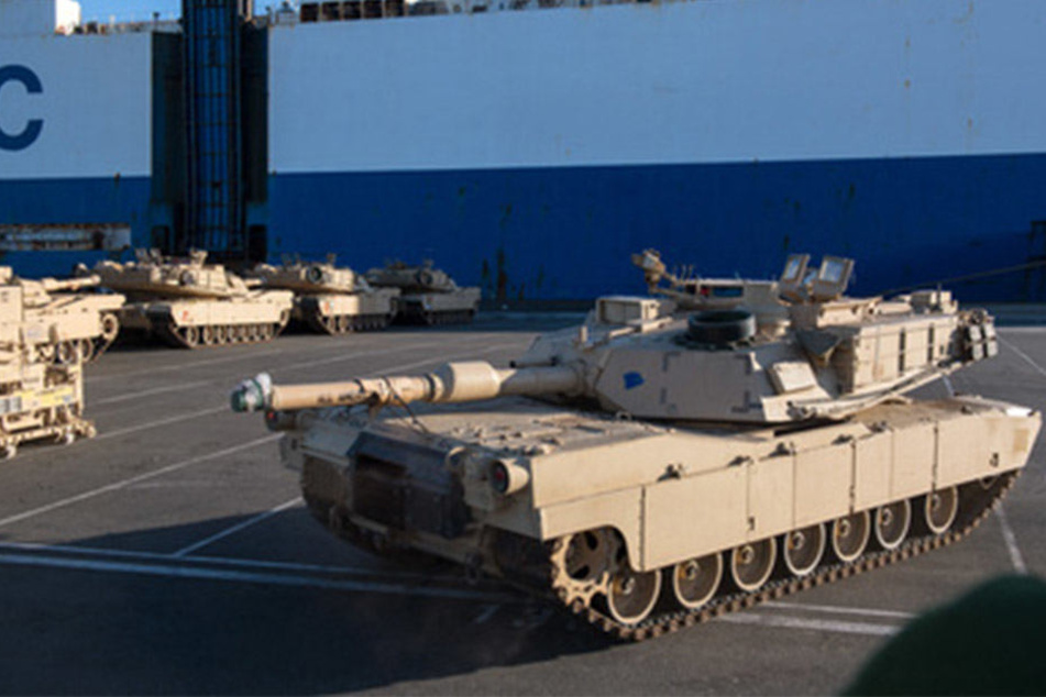 US-Panzer für eine Nato-Operation werden in Bremerhaven vom Schiff entladen.
