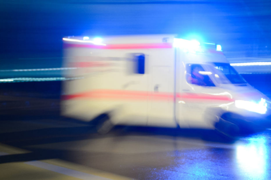 Drei Menschen mussten schwer verletzt in umliegende Krankenhäuser gebracht werden. (Symbolbild).