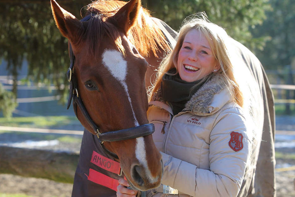 Kann nach dem Freispruch wieder lachen: Ilka H. (28) vom Pferdesportverein
Jessen mit Wallach Loxley.