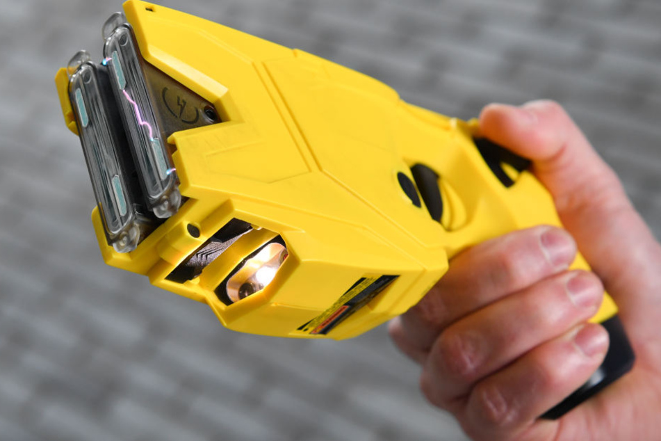Die Pfeile des Tasers gehen bei einem Einsatz tief unter die Haut.