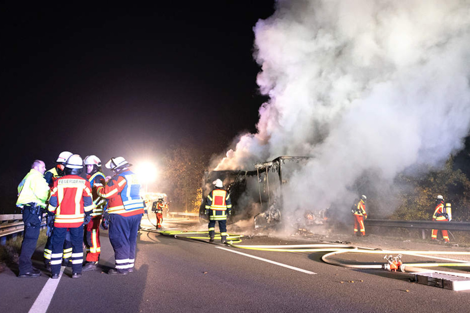 Die Feuerwehr musste auf der A1 südlich von Hamburg einen brennenden Lastwagen löschen.