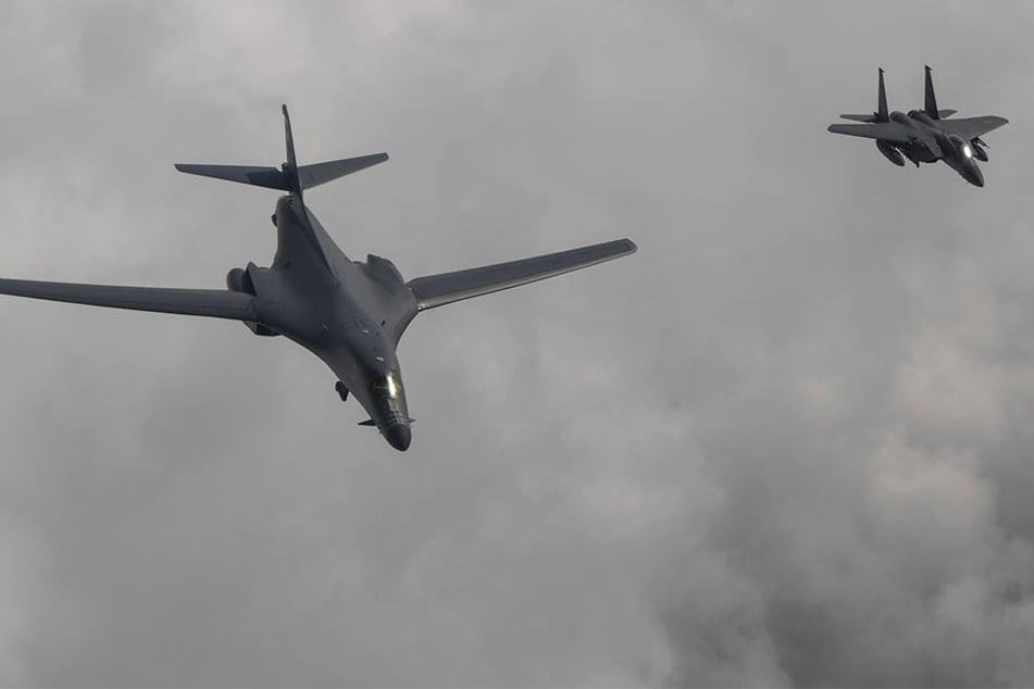Ein US-Kampfflugzeug sowie ein F-15K Flugzeug Südkoreas starten zu einem gemeinsamen Manöver.