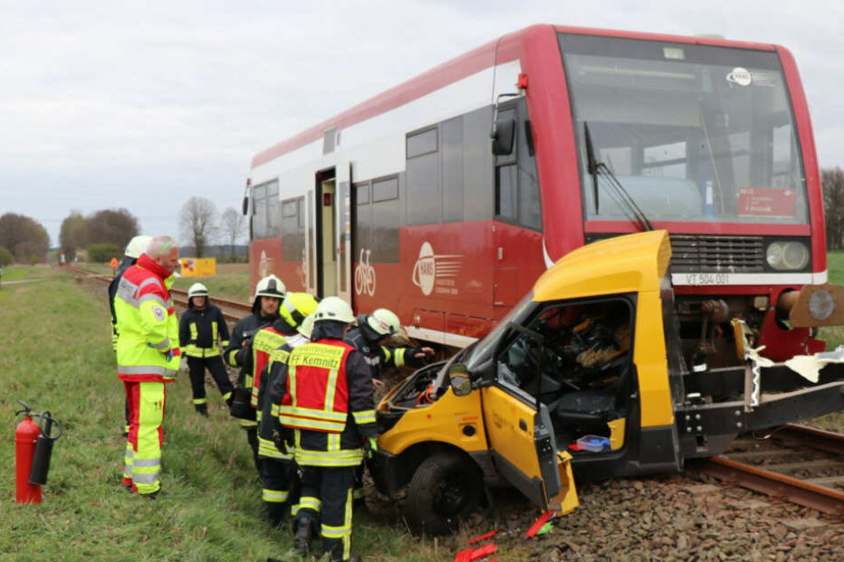 Feuerwehrleute an der Unfallstelle.