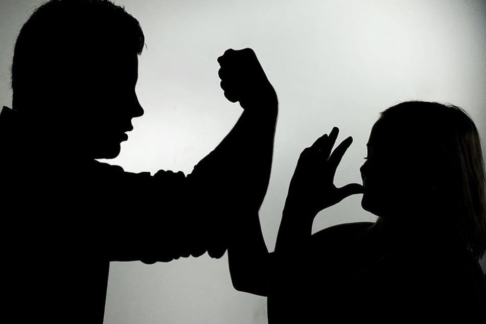 Ein 34-Jähriger schlug völlig betrunken auf seine Mutter (63) ein. (Symbolbild)