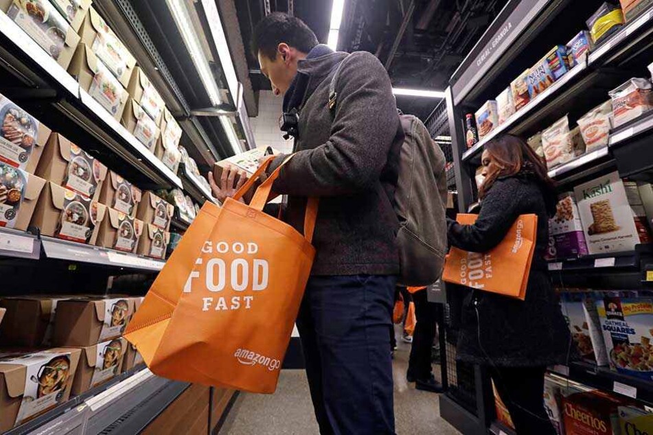 Kunden beim Einkauf im Amazon-Go-Store in Seattle