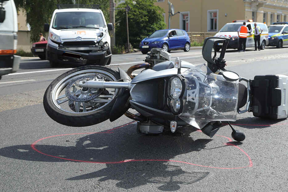 Der Biker stürzte und wurde verletzt.