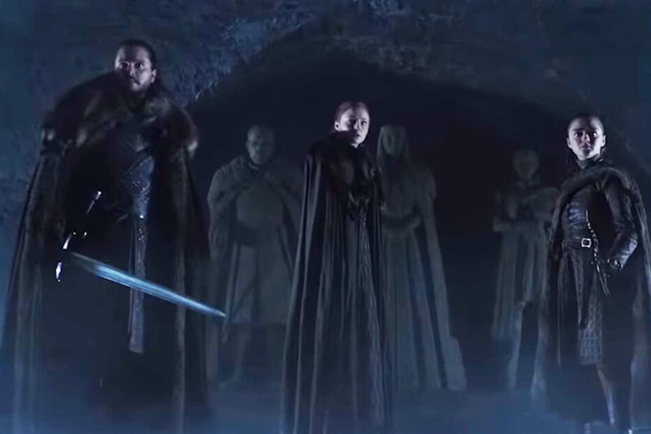 Jon Schnee (l., Kit Harington), Sansa Stark (M., Sophie Turner) und Arya Stark (Maisie Williams) stellen sich der aufkommenden Gefahr gemeinsam als Familie.