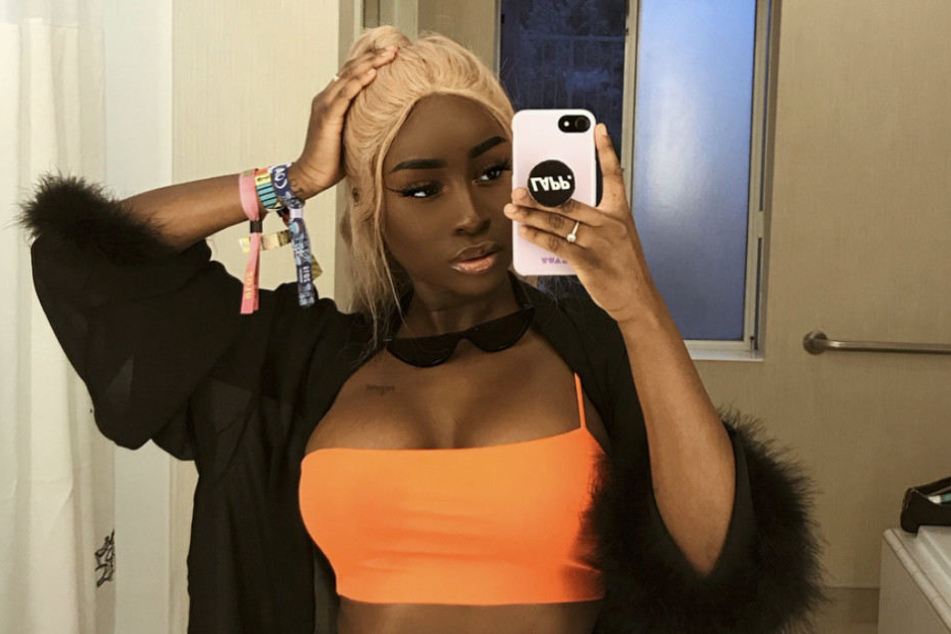 Sandra posiert im Spiegel mit ihrem Outfit für das Festival Coachella.