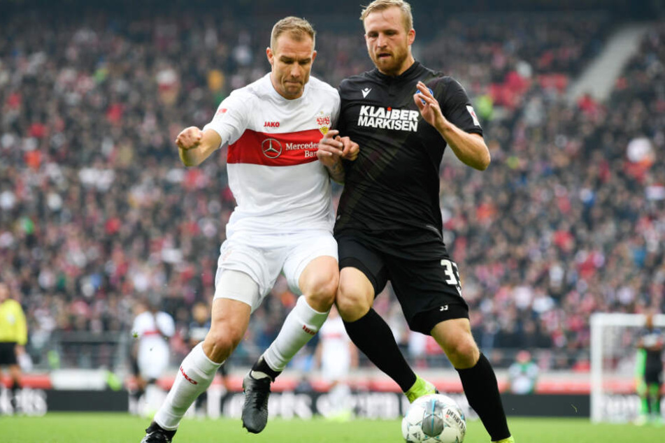 Holger Badstuber (l.) vom VfB Stuttgart in Aktion gegen Philipp Hofmann (r.) vom Karlsruher SC.