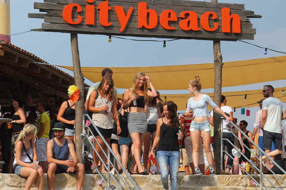 Der Citybeach am Pieschener Elbufer. Regelmäßig finden hier auch Partys statt.