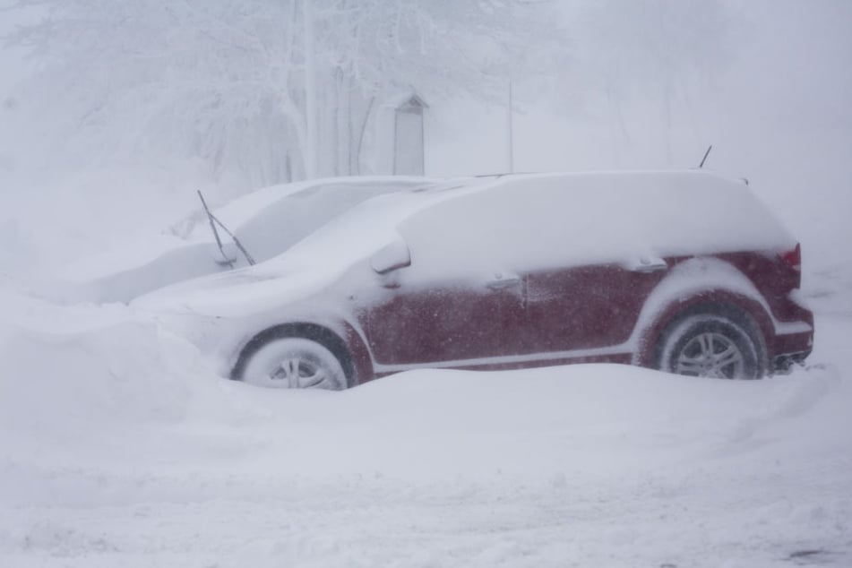 Im Erzgebirge sind die Autos schon unter einer dicken Schneeschicht begraben.