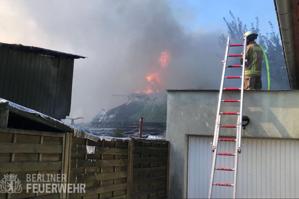 Die Feuerwehr konnte den Brand von den umliegenden Gebäuden fern halten.