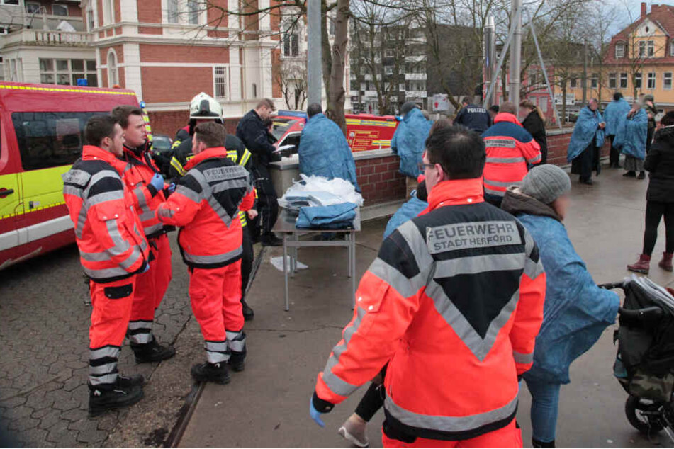 Notärzte und das DRK versorgten die 16 Verletzten Menschen.