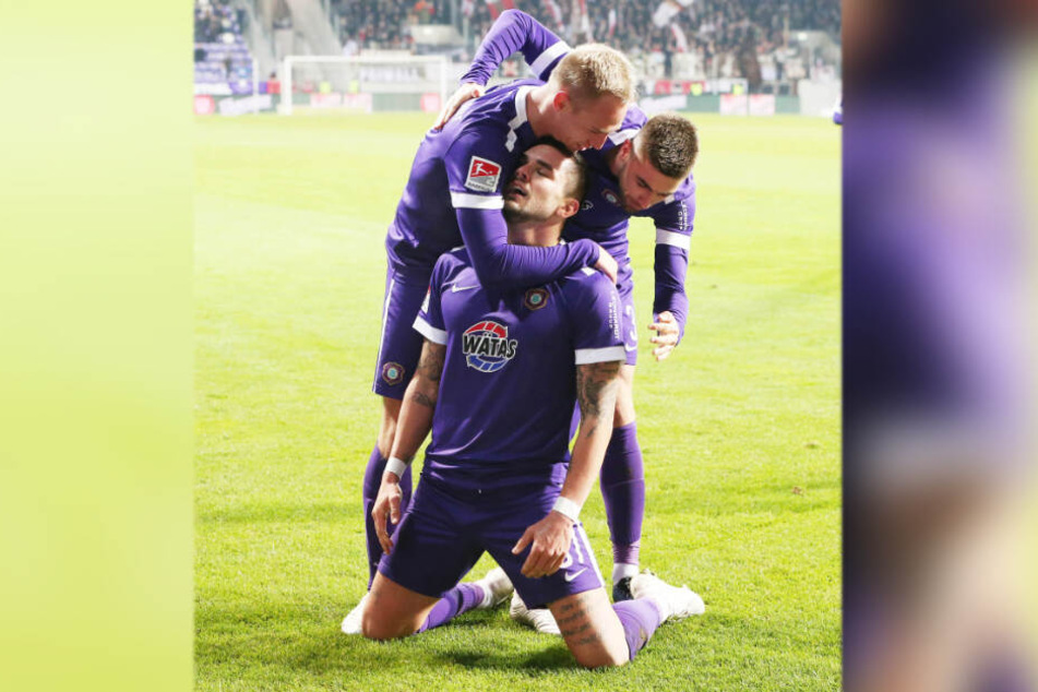 22. November 2019: Pascal Testroet rutschte nach seinem Treffer zum 3:1 gegen St. Pauli erleichtert auf Knien. Er wurde von Florian Krüger (l.) und Marko Mihojevic (H.) beglückwünscht. Es war der bis dato sein Treffer.