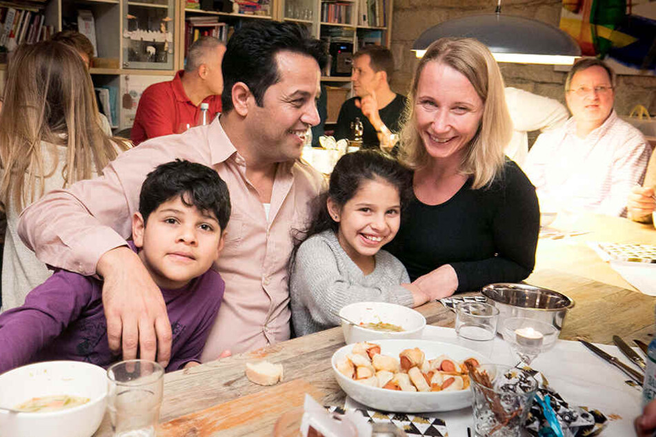 Weihnachten steht unter einem guten Stern: Abdulkafi Soliman (37) mit seinen Kindern Alharith (9) und Ghouson (7) und "Patin" Tabea Köbsch (41) mit Tochter Rebekka (10).