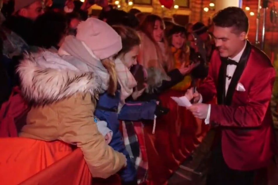 Video-Reporter Tom (re) vor der Oper. Aber wie weit schafft er es mit seinem Vorhaben?