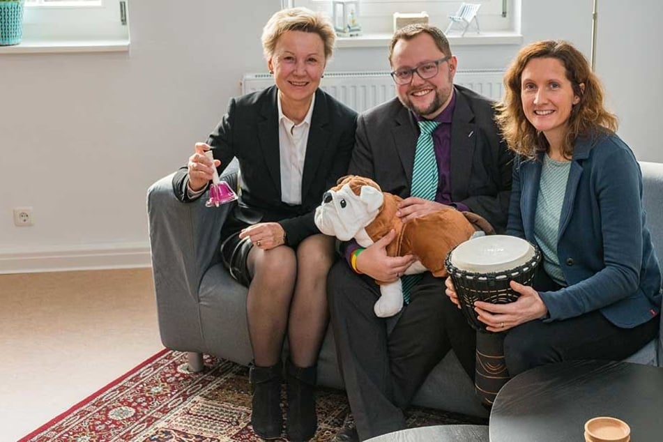 Zum gestrigen Welt-Kinderkrebstag weihten Helma Orosz (64, v.l.), Andreas Führlich (33) und Ulrike Grundmann (38) neue Räume in der Villa Sonnenstrahl ein.