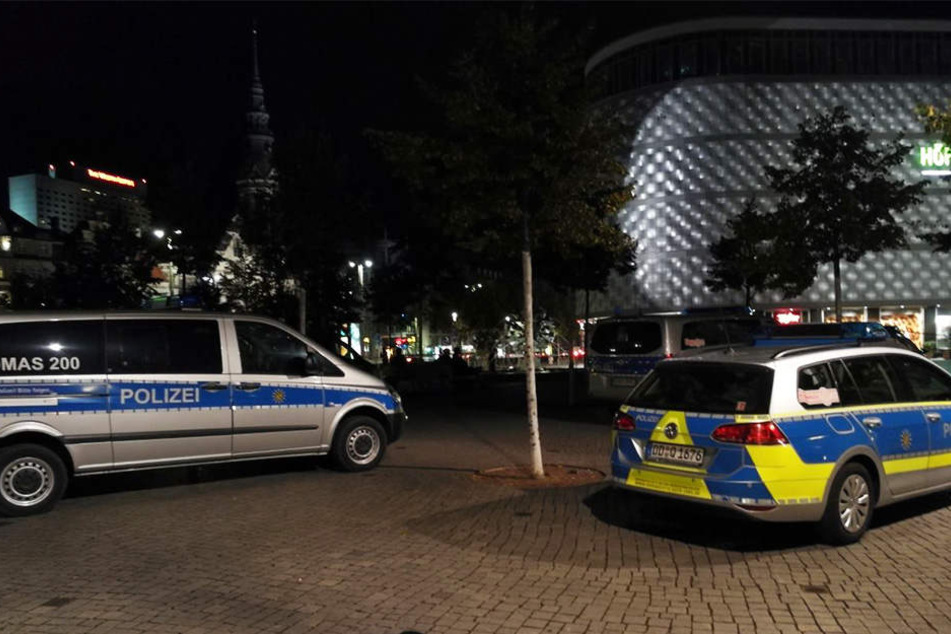 Mit etwa 15 Einsatzfahrzeugen ist die Polizei derzeit vor Ort.