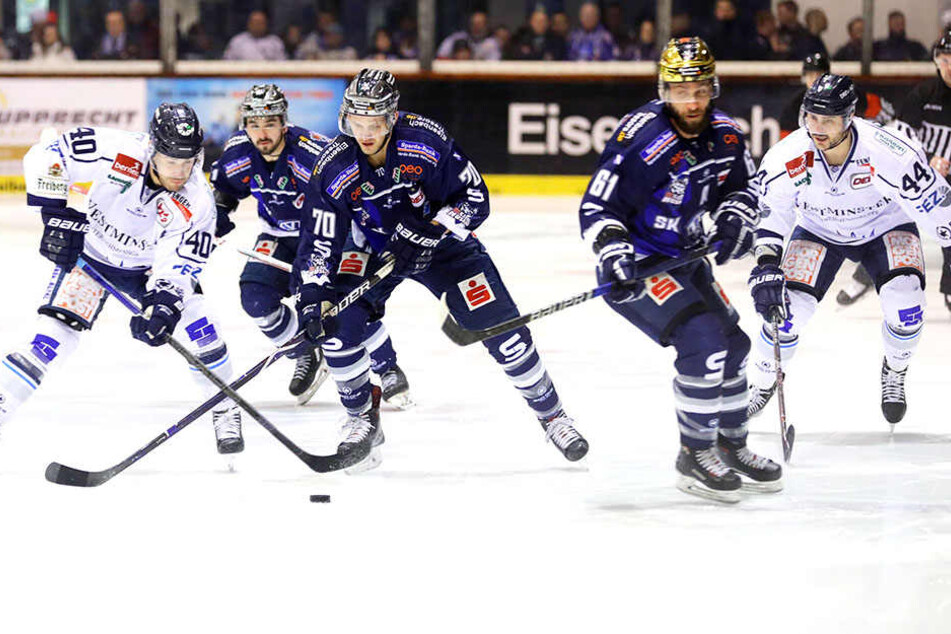Nick Huard (l.) wurde von Stefan Della Rovere (r.) hier perfekt bedient, aber der Dresdner Stürmer brachte den Puck nicht unter.
