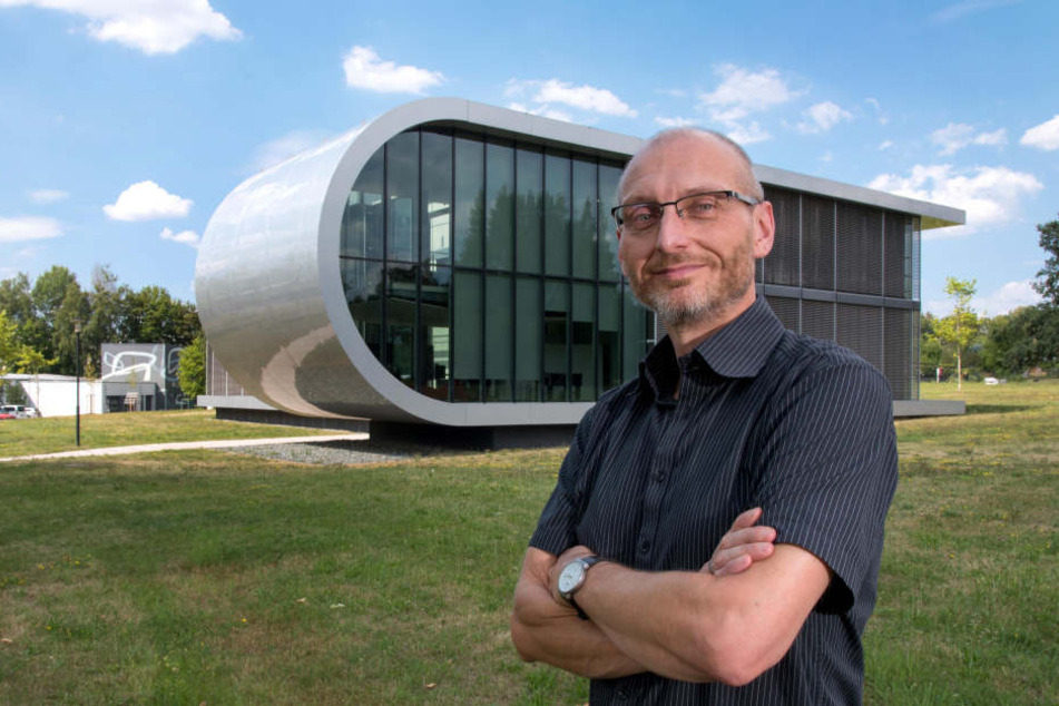 Wichtige Forschung: Dr. Thomas Löffler vor dem Projekthaus Meteor.