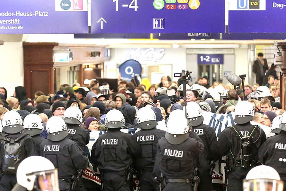 Die Polizei musste Gegendemonstranten aus dem Bahnhof Dammtor drängen.