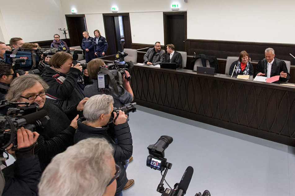 Der Prozess steht im Fokus der Medien. Rechts sitzt die Angeklagte Angelika W. mit ihrem Anwalt Peter Wüller.