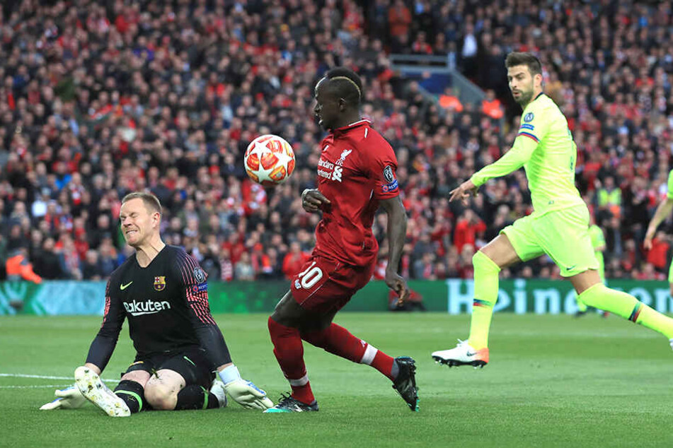 Sadio Mané eilt Barcelonas Pique (rechts) davon und hat nun nur noch Keeper Marc Andre ter Stegen vor sich.