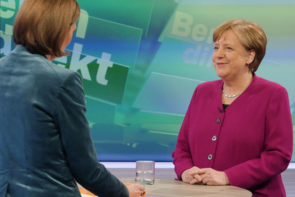 Die CDU-Vorsitzende und Bundeskanzlerin Angela Merkel (r) beantwortet in der ZDF-Sendung "Berlin direkt" die Fragen von Bettina Schausten, Leiterin des ZDF-Hauptstadtstudios.
