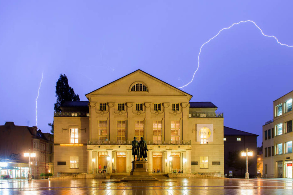 Ein Gewitter über dem Nationaltheater in Weimar.