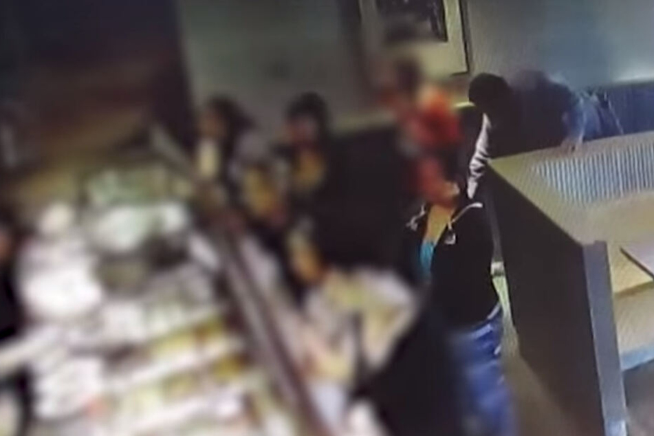 Auf frischer Tat ertappt. Der Perverse hält einer Jugendlichen sein Handy unter den Rock.