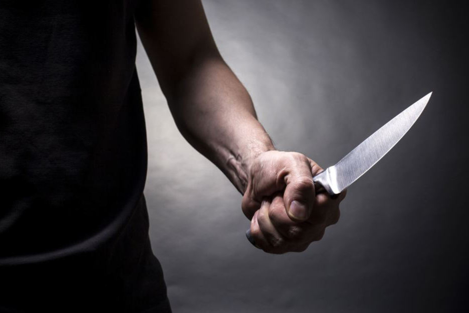 Plötzlich ging der Mann mit einem Messer auf seinen Mitbewohner los! (Symbolbild)