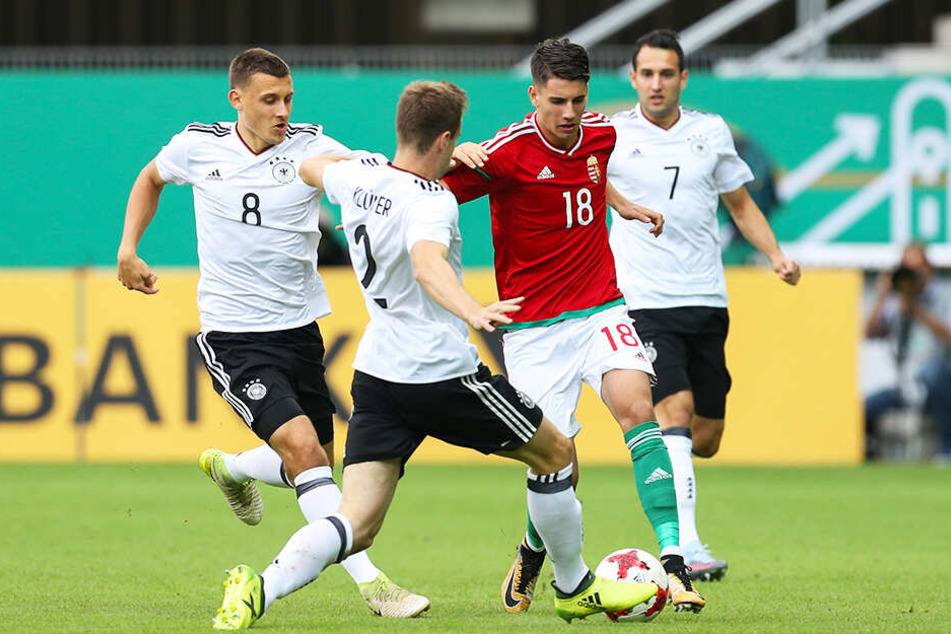 Dominik Szoboszlai (Zweiter von rechts) hat bereits 29 Junioren- und vier A-Länderspiele absolviert. Hier wird er von den deutschen U21-Kickern Lukas Klünter (zweiter von links), Maximilian Eggestein (l.) und Levin Öztunali umzingelt.