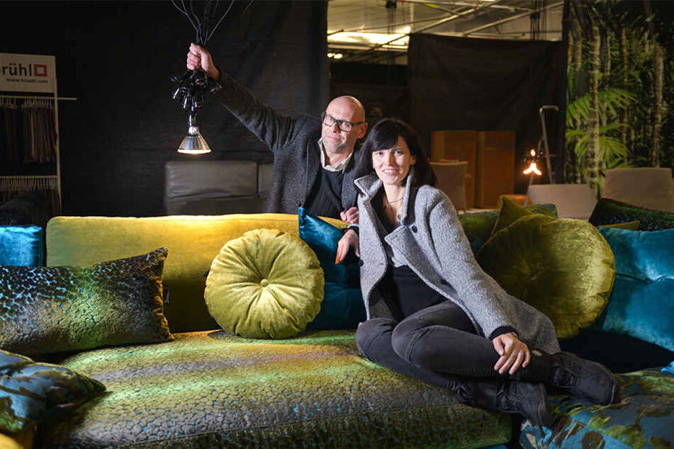 Gerd Sperhacke (49) und Jana Schurzky (43) saßen schon mal auf einer Designer-Couch aus dem Dresdner Einrichtungshaus "Vivere" Probe.