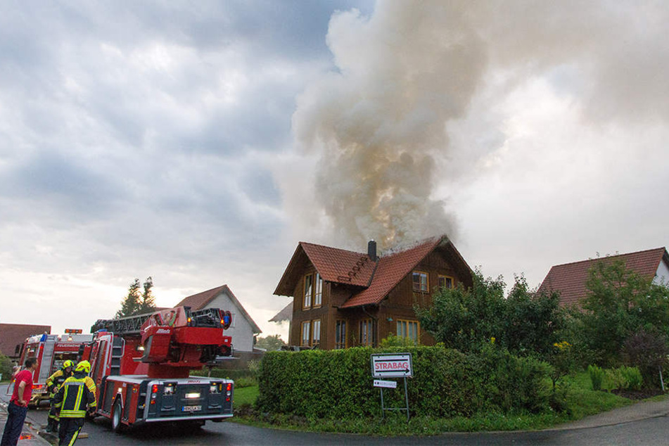Nach dem Blitzeinschlag ging das Dach in Flammen auf.