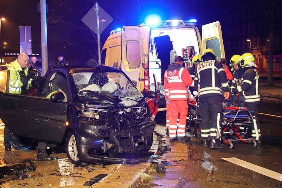 Der Fahrer wurde schwer verletzt von der Feuerwehr aus dem Smart geholt und ins Krankenhaus gebracht.