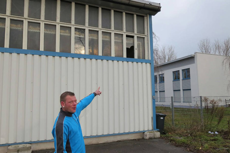 Hermes-Disponent Maik Vökler (38) zeigt auf das Oberlicht, das die Einbrecher als Einstieg nutzten.