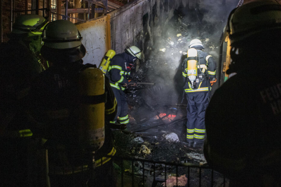 Die Feuerwehr bekämpft die letzten Glutnester im Container.