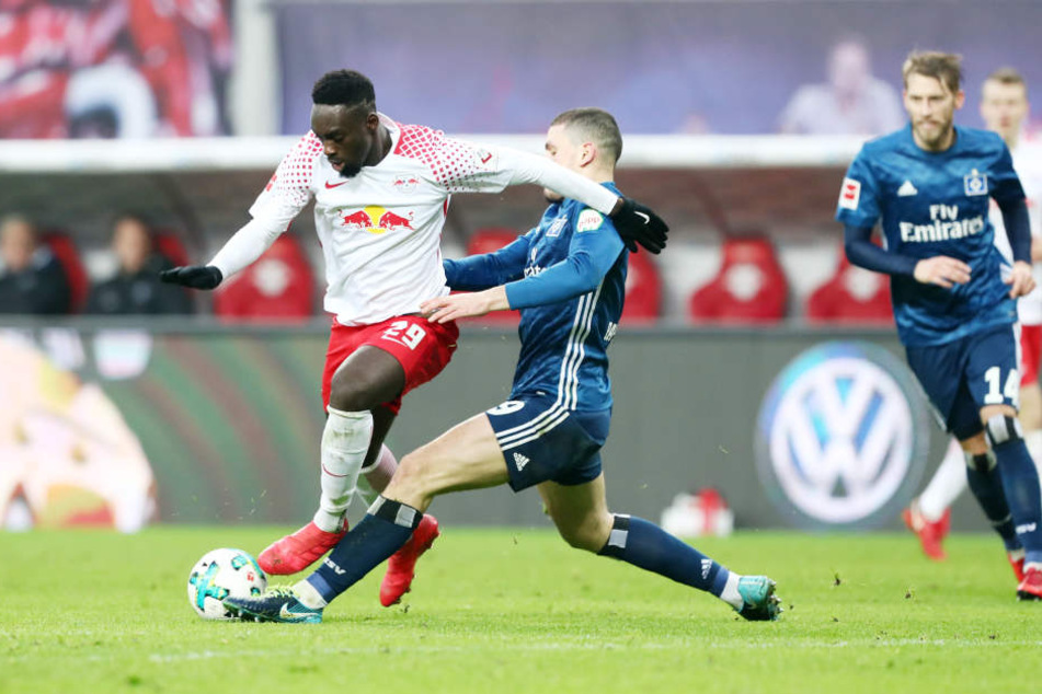 Hamburgs Heißsporn Kyriakos Papadopoulos (Mitte) war am Samstag mal wieder ein Krieger, stoppte seine Gegenspieler oftmals am Rande der Legalität. Er und seine Kollegen konnten viele Chancen der Leipziger jedoch schon im Keim ersticken.
