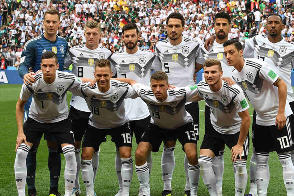 Unsere Nationalmannschaft vorm Auftaktspiel gegen Mexiko. Mesut Özil steht vorn rechts.
