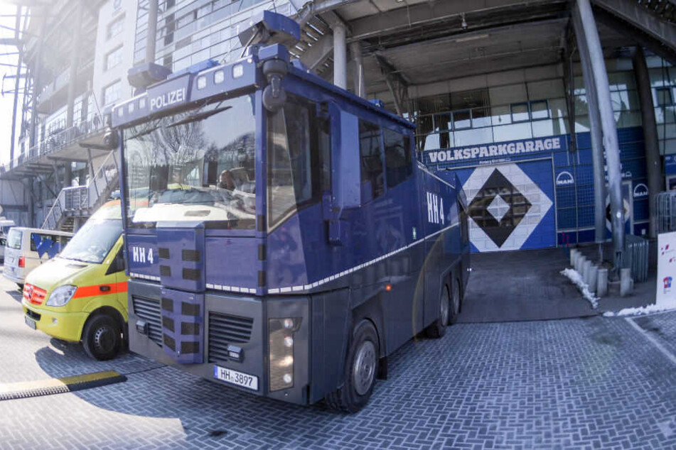 Ein Wasserwerfer gehört am Volksparkstadion fast zum Alltag. (Symbolbild)