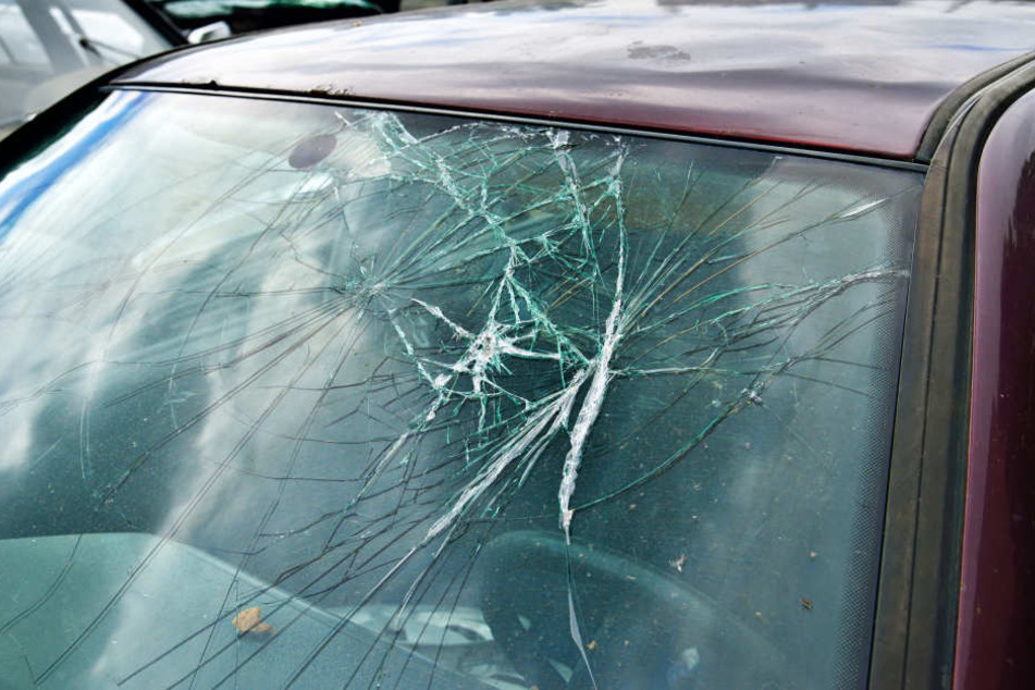 Die Frontscheibe eines VW wurde durch die Steine beschädigt. (Symbolbild)