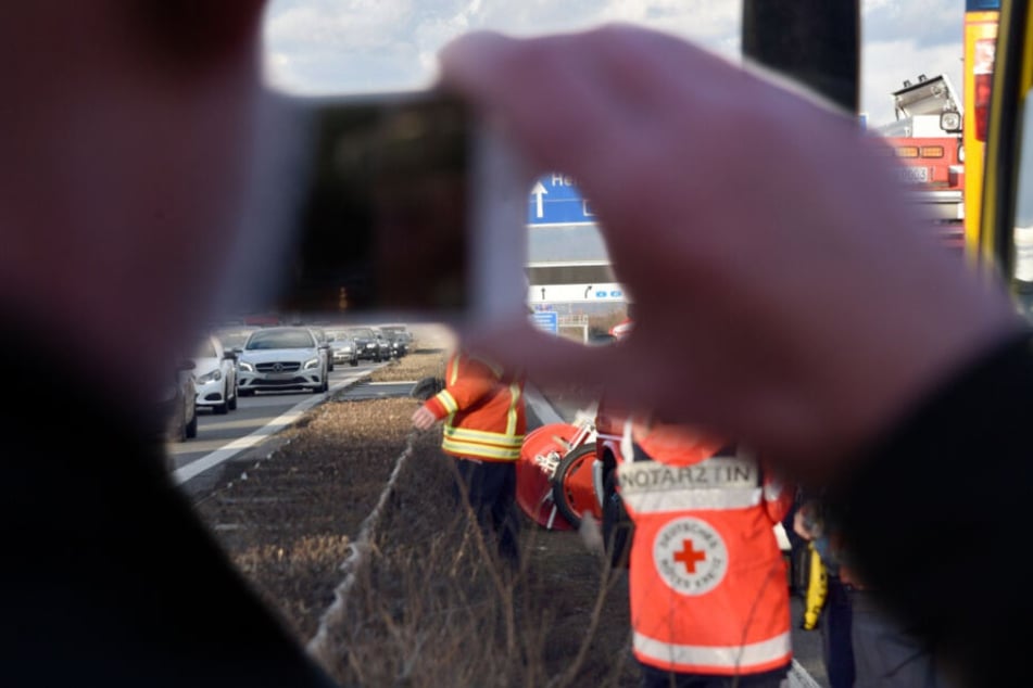 Ein Mann filmte Rettungskräfte bei ihrer Arbeit und muss nun mit einem Strafverfahren rechnen. (Symbolbild)