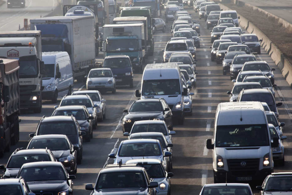 Gleich zwei Lkw sorgten durch Unfälle auf der A49 für Stau. (Symbolbild)