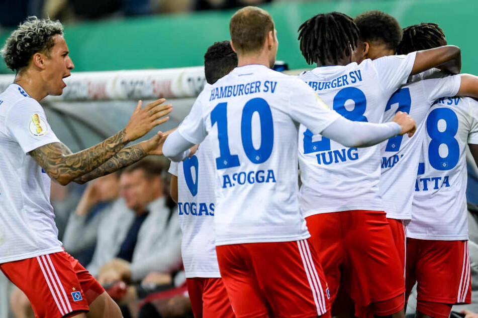 Der HSV jubelt über den Ausgleich von Bakery Jatta (rechts).