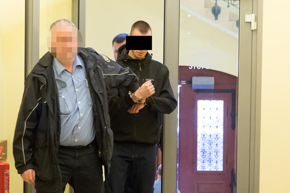 Der Angeklagte Matthias W. (22) wird zur Verhandlung geführt. Er war einer der beiden Häftlinge, die dem JVA-Beamten Jens V. (53) auflauerten. (Archivbild)