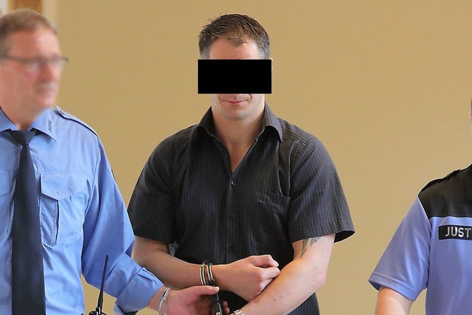 Der Waschsalon-Dauereinbrecher wurde in Handschellen ins Gericht geführt.