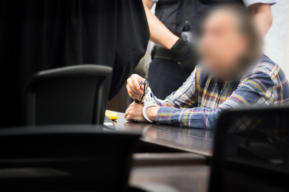 Der Brand habe sich auf das gesamte Gebäude ausgeweitet, daraufhin seien vier Mitbewohner des Angeklagten gestorben, eine weitere Mitbewohnerin wurde verletzt.