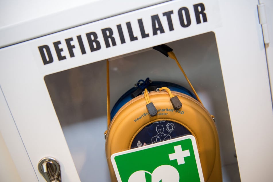 Die Retter nutzten einen Defibrillator, der nahe des Gleises am Hauptbahnhof in München angebracht war. (Symbolbild)